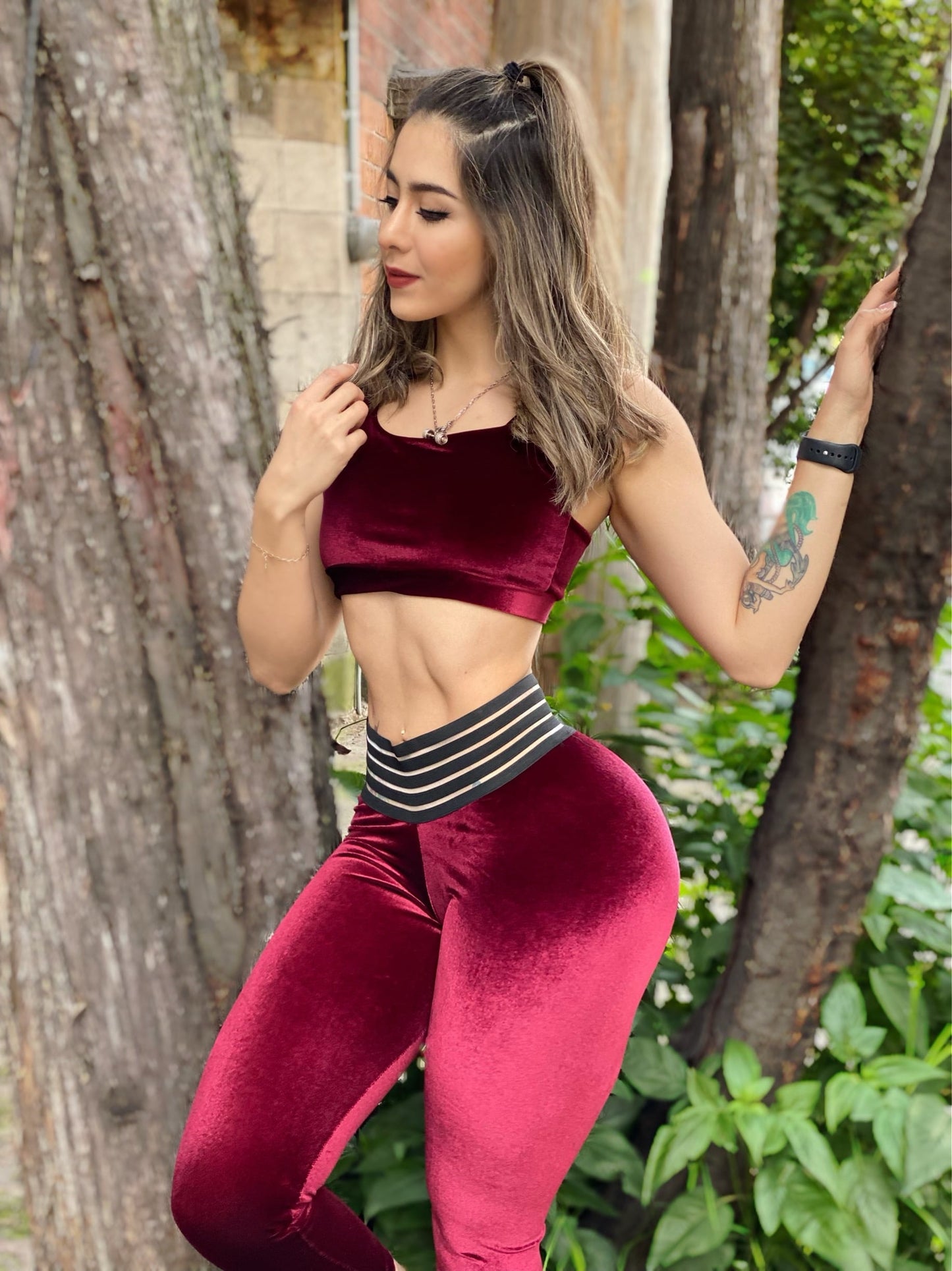 Conjunto gamuza vino levanta gluteos